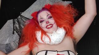 SEXY SPOOKY CLOWN GIRL PENNYWISE FUCKS HERSELF AND SQUIRTS