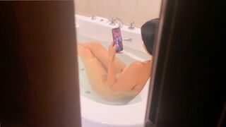 Espió a mi hermanastra desnuda en la bañera y follamos duro