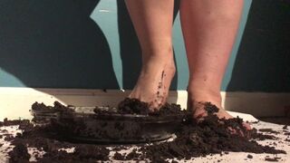 Sexy Girl with Lovely Feet TRAMPLES, SPLOSHES Her Cookies!